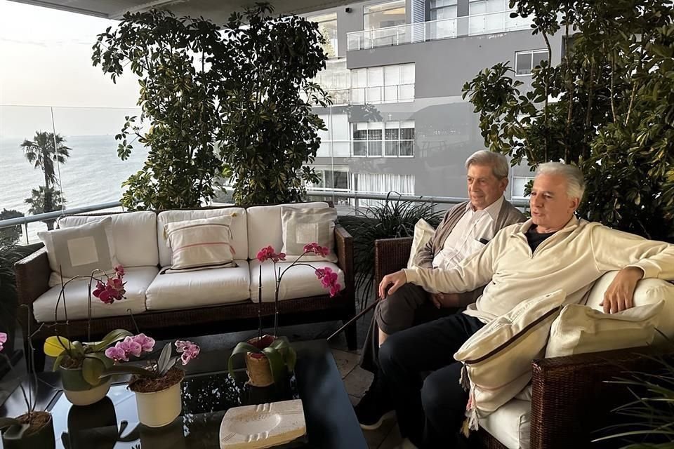 Vargas Llosa se retiró en Lima desde 2024; en la imagen con su hijo Álvaro este día de su cumpleaños.