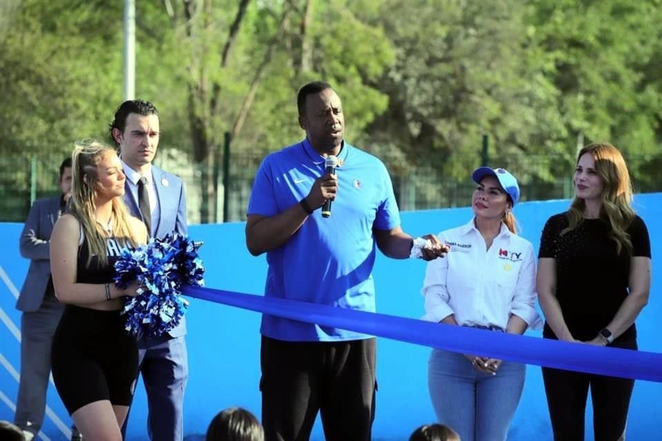 El también ex NBA, Rolando Blackman, también platicó con los deportistas.