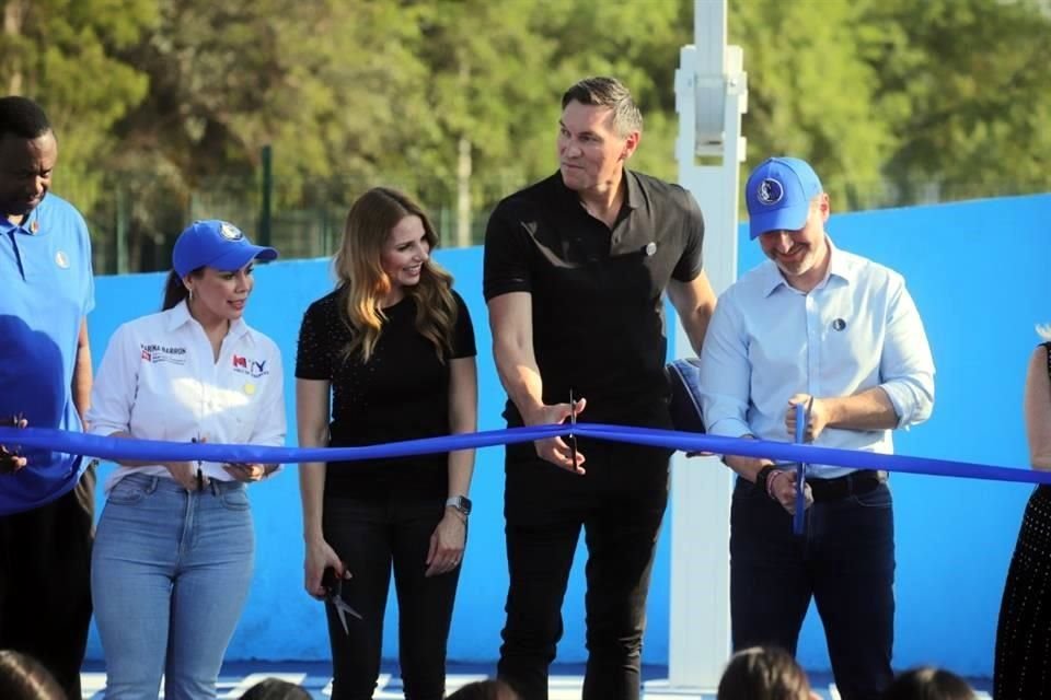 Nájera cortando el listón junto al alcalde de Monterrey, Adrián de la Garza.