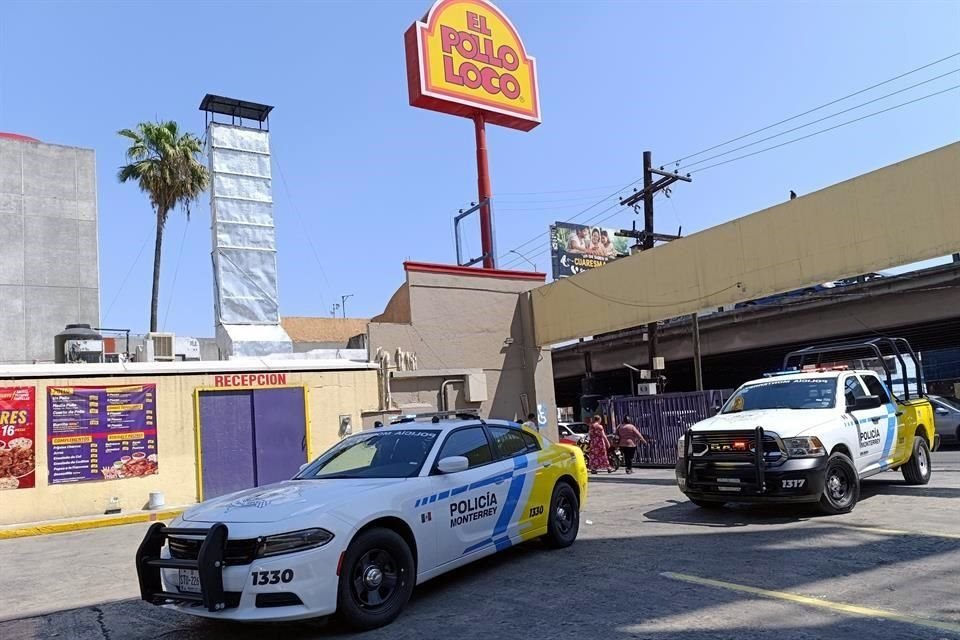 Un hombre en situación de calle daña con una piedra la puerta del negocio El Pollo Loco, en la Avenida Gonzalitos, en Monterrey.
