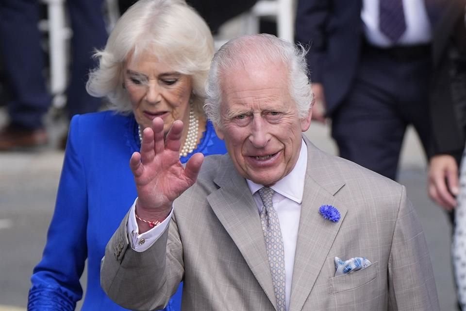 El Rey Carlos III compartió que tanto él, como su esposa, están 'profundamente conmocionados'.