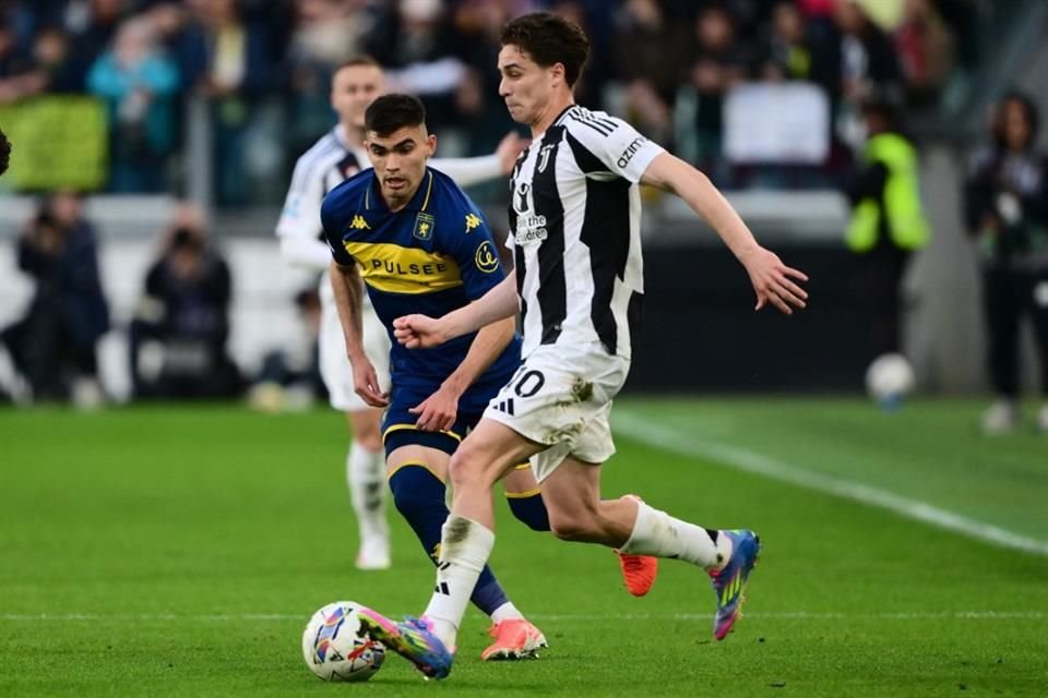 Johan Vázquez fue titular con el Genoa.