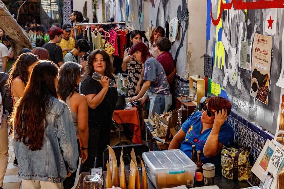 Aunque en el bazar también hay venta de arte, artesanía, ropa alimentos y productos elaboradoras a mano.