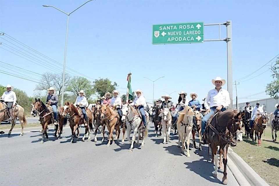 En la cabalgata participaron más de 500 jinetes, el Alcalde acompañado de su esposa Vianey Zambrano y del Secretario de Ayuntamiento Filiberto Flores Elizondo.