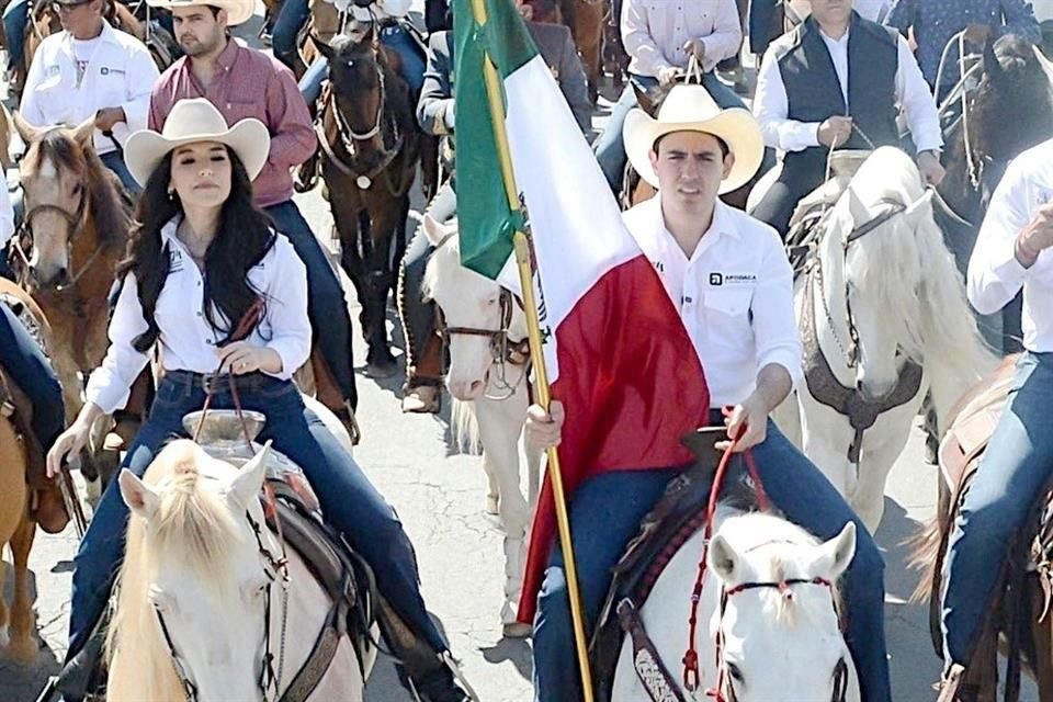 En la cabalgata participaron más de 500 jinetes, el Alcalde acompañado de su esposa Vianey Zambrano y del Secretario de Ayuntamiento Filiberto Flores Elizondo.