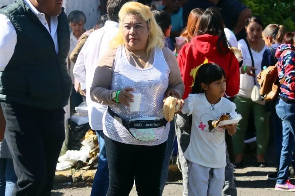 Previo al evento de Esquivel se entregó a asistentes tamales y atoles y una pulsera verde fosforescente.