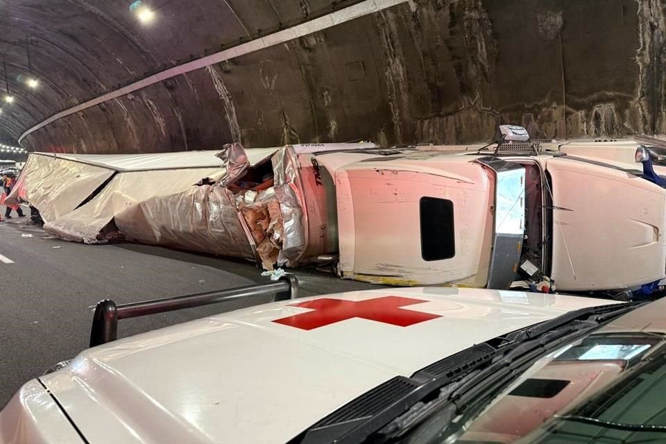 El camión quedó volteado sobre su costado tras chocar con una camionta.