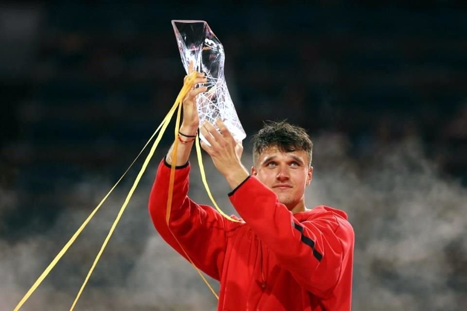 Jakub Mensik se llevó el título del Masters 1000 de Miami al imponerse en dos tiebreak sobre Novak Djokovic.