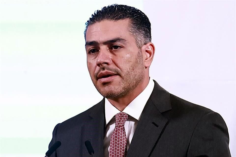 El Secretario García Harfuch es acompañado por Roberto Velasco, de la Cancillería.