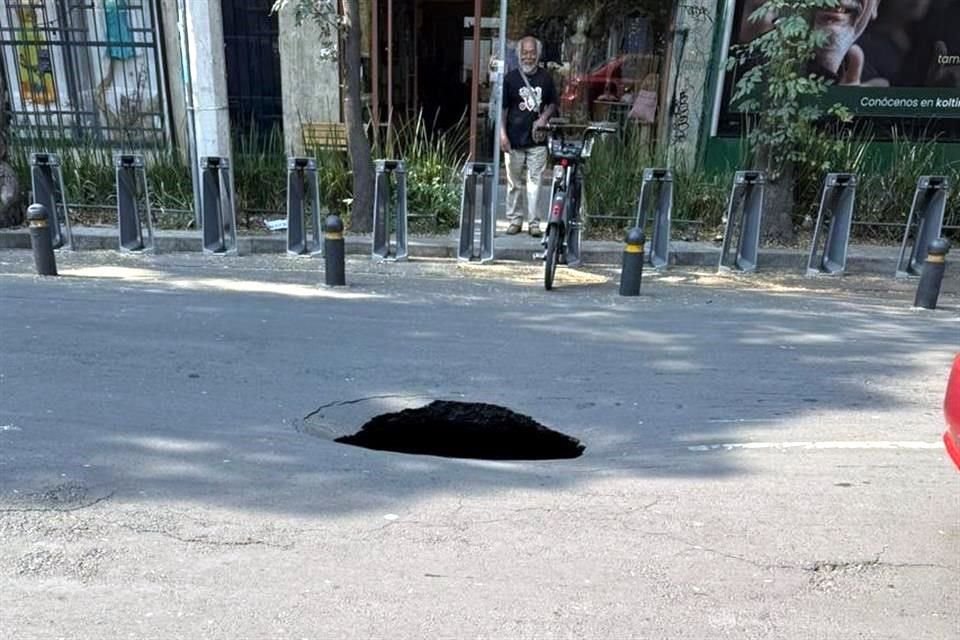 Un socavón de más de un metro de diámetro llevó al cierre de la Calle Colima.