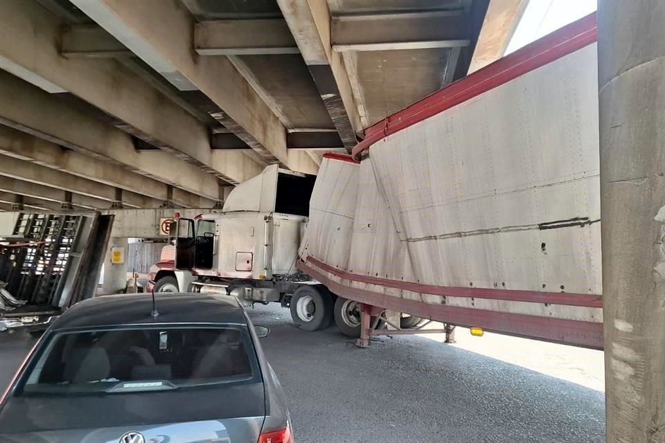El accidente se registró frente a Plaza Fiesta Anáhuac.