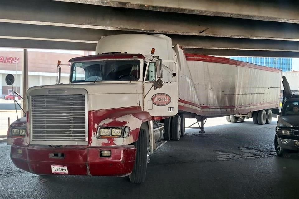 La caja de la unidad de carga pegó contra la base del puente vehicular.