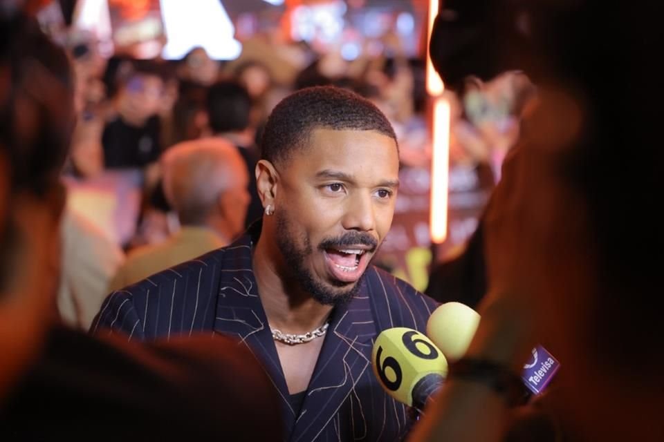 Michael B. Jordan en la alfombra roja de 'Pecadores'.