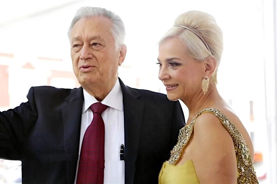 Manuel Bartlett y su pareja Julia Abdalá