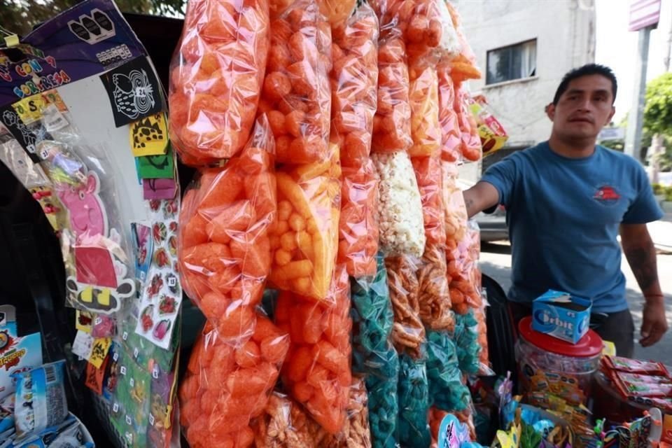 Pese a la prohibición de alimentos altos en calorías en escuelas del País, persiste la comida chatarra en los alrededores de los planteles.
