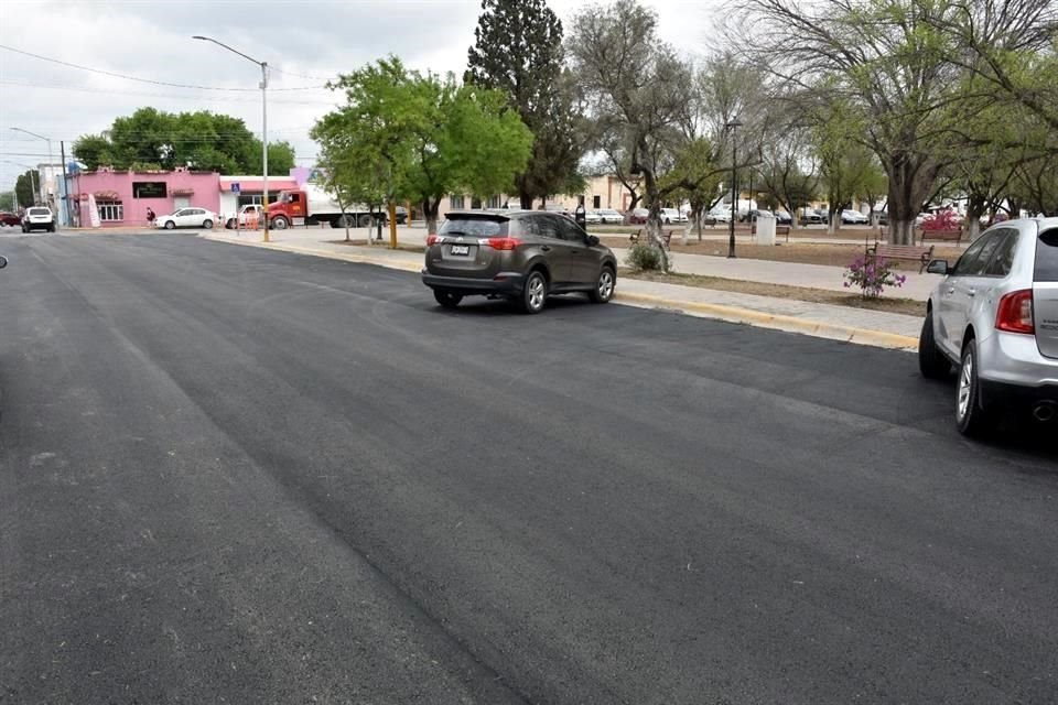 En total son más de mil metros lineales de pavimento que ya se ha instalado en varias calles del primer cuadro.