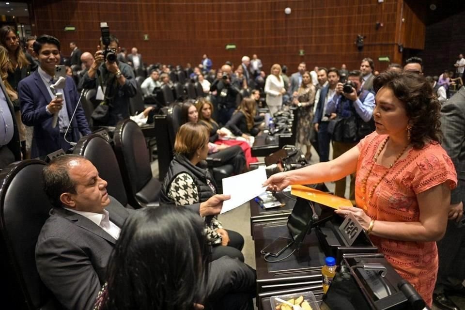 La coordinadora Ortega entregó personalmente la carta al morenista en el salón de plenos de San Lázaro.