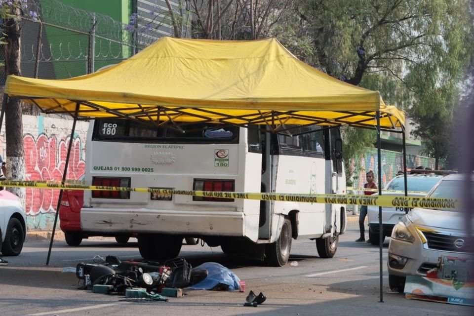 Una mujer que viajaba en una bicicleta eléctrica falleció al ser arrollada por un microbús.