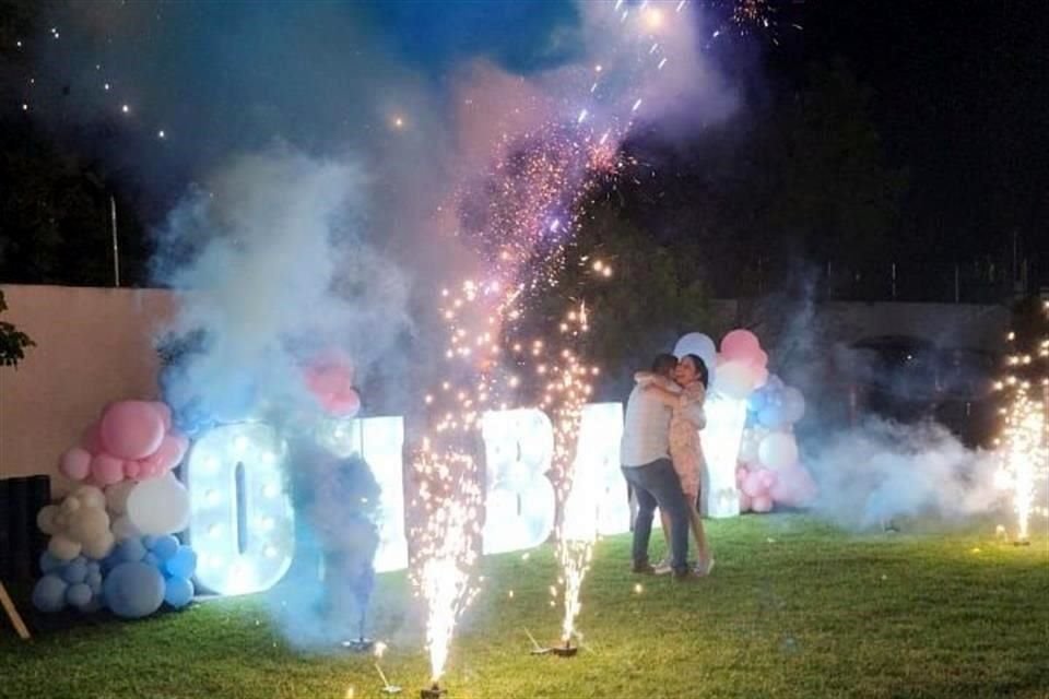 Arlette Álvarez de Flores y  José Luis Flores Guajardo en el momento en que descubrieron que serán papás de un niño.