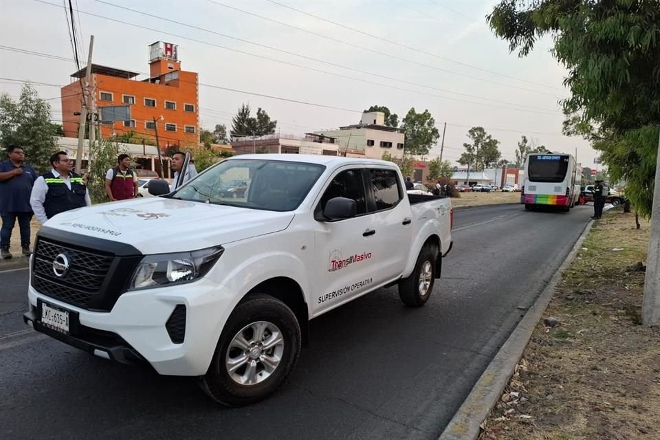 Policías de tránsito custodian la zona y el peatón ya fue identificado por sus familiares.