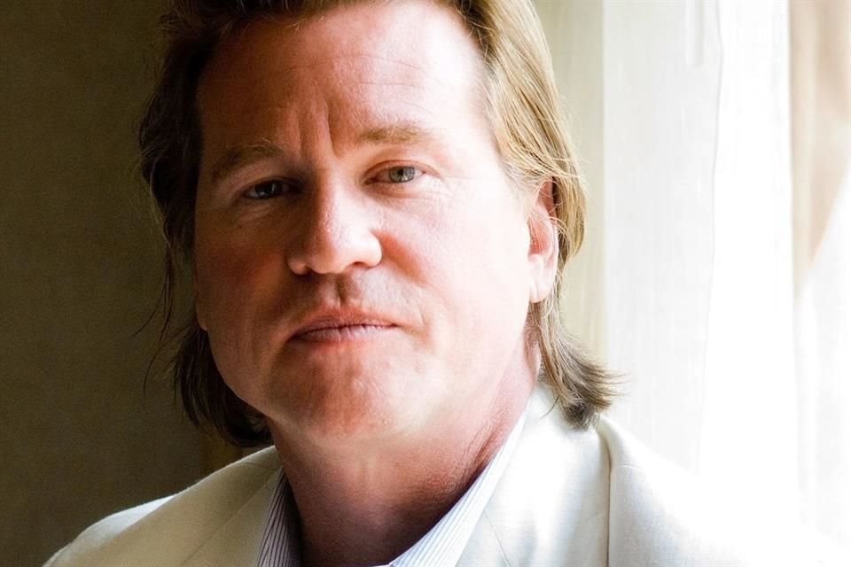 El actor Val Kilmer, famoso por 'Batman Eternamente', falleció a los 65 años debido a una neumonía, según confirmó su familia.