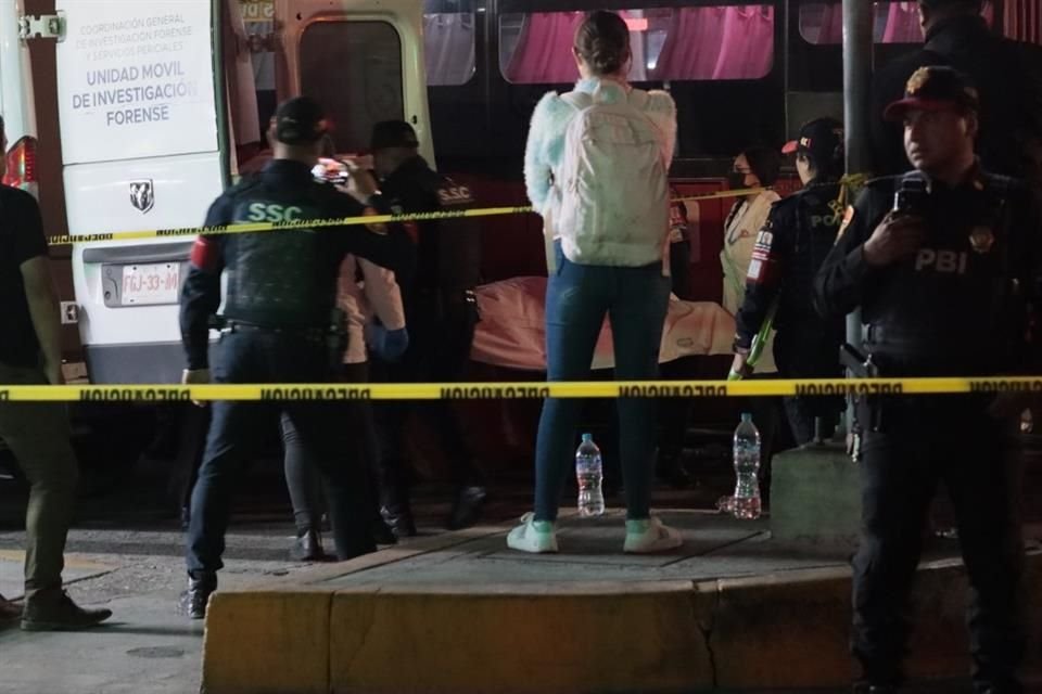 El hombre quiso cruzar hacia una esquina, pero en el momento en que iba en medio de carriles, una unidad lo empujó hacia la otra.