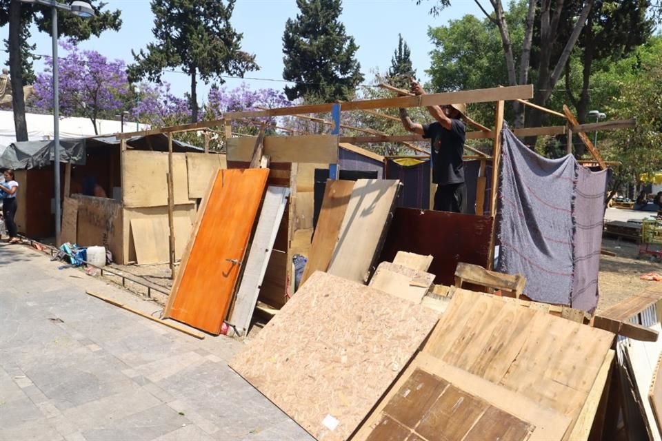 Con materiales que conformaban el albergue en Plaza de la Soledad, reconstruyeron sus habitaciones provisionales.