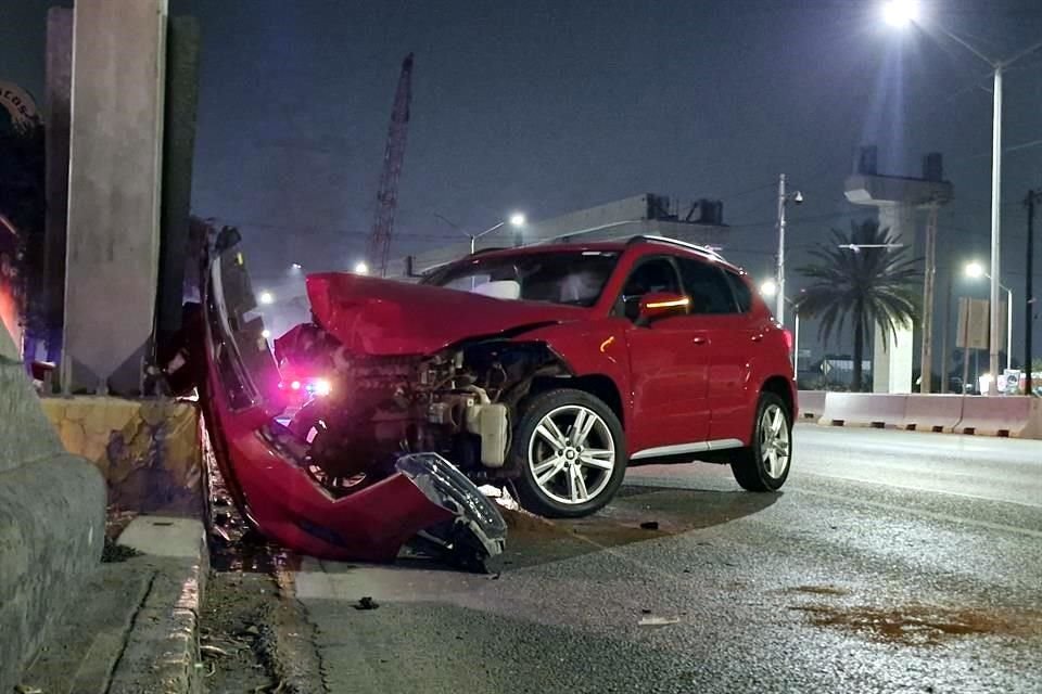 Esteban Emmanuel Reyna, de 35 años, perdió el control de su automóvil Seat Ateca y se estrelló de frente contra un anuncio bandera ubicado en el cruce con la calle Dr. Coss.
