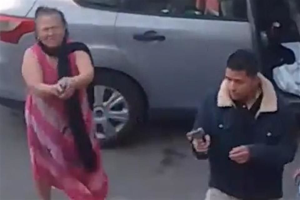 Iba acompañada por otro hombre, quien extraoficialmente es identificado como su nieto y quien también portaba un arma, así como una mujer. 