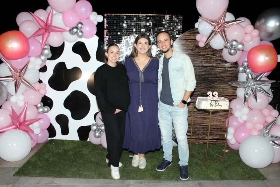 Yanet Vázquez, Lorena Meza y Alán González