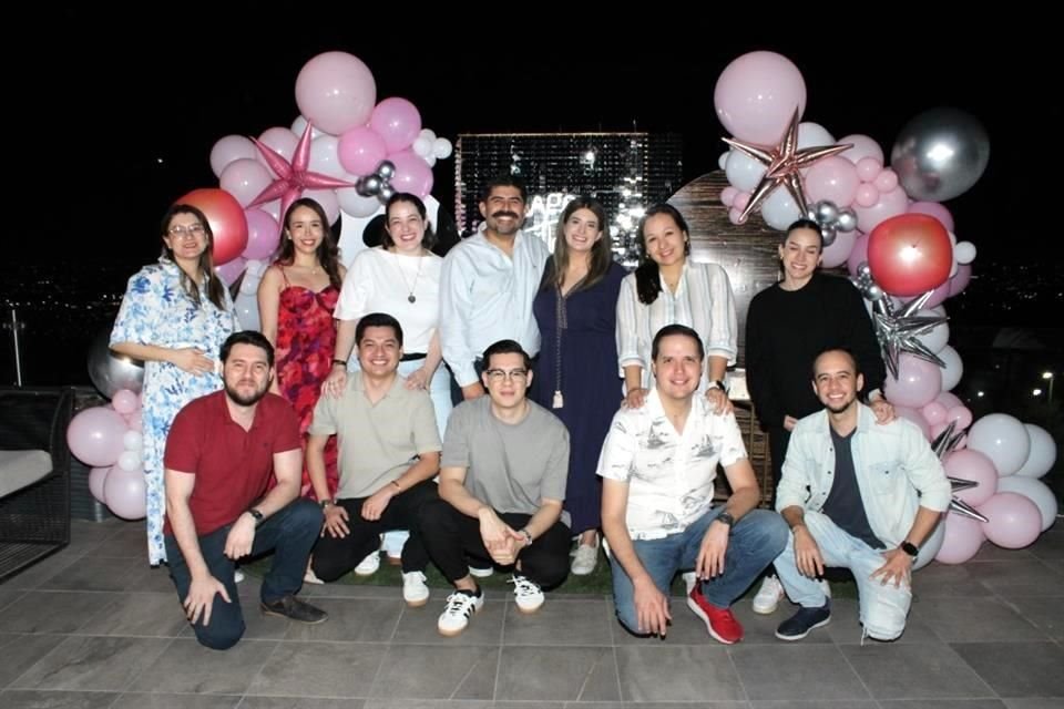 Lorena Meza recibe los 33 años en compañía de un grupo de amigos, el 28 de marzo.