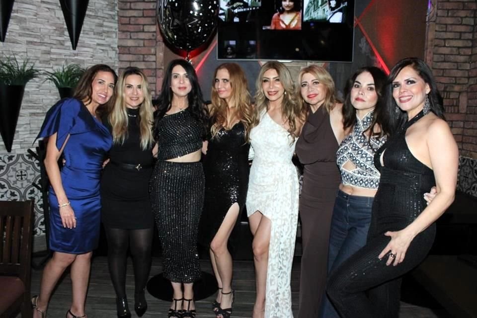 Mabel Guerra, Laura Biutzman, Alejandra De León, Ana Llaguno, Laura Villegas, Nora González, Magda Saucedo y Alle Barrera