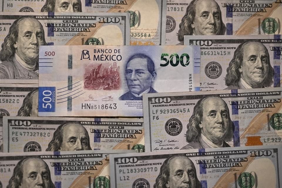 El miércoles, el tipo de cambio cerró en 19.39 pesos por dólar.