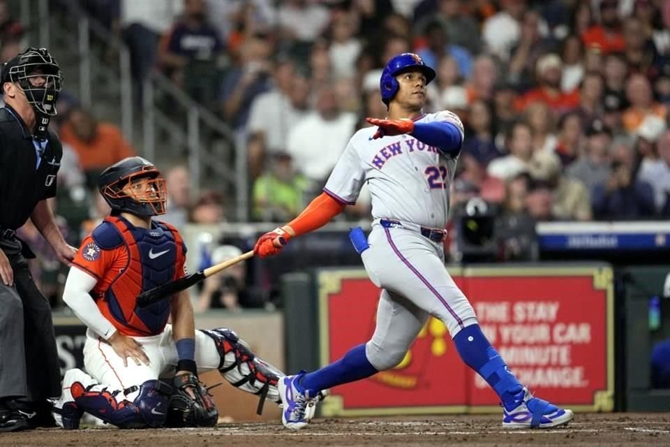 Juan Soto (der.) es el jugador mejor pagado en Grandes Ligas.