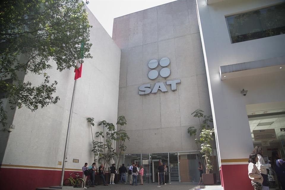 En febrero pasado, REFORMA publicó que el SAT urgió a la Corte el definir el cobro del IVA, ya que advirtió que existen empresas maquiladoras (IMMEX) que lo han dejado de pagar con engaños.