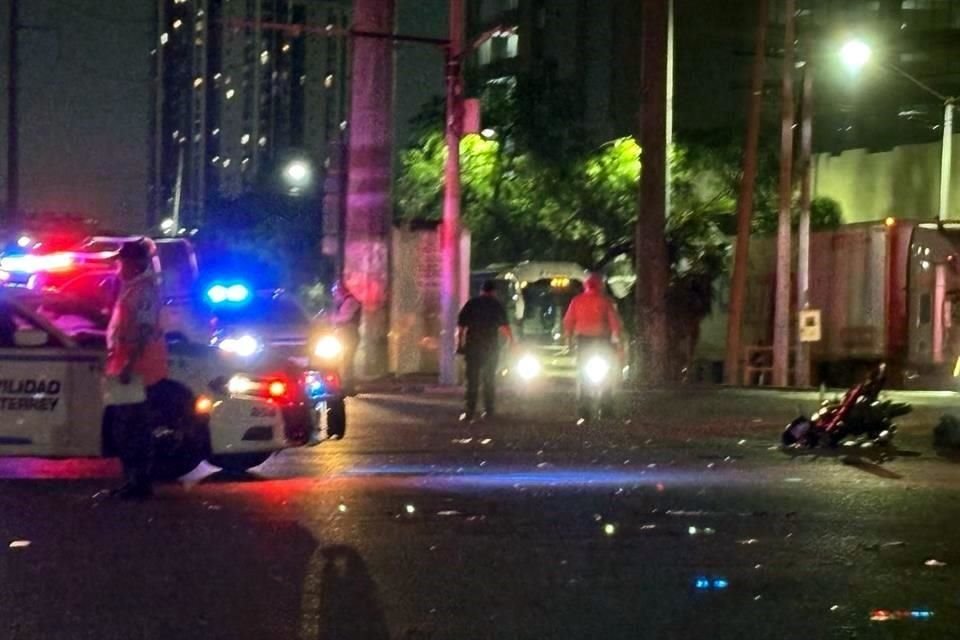 Alrededor de las 22:00 horas se registró el accidente en el cruce de las calles Pablo Gonzales y Simón Bolívar.