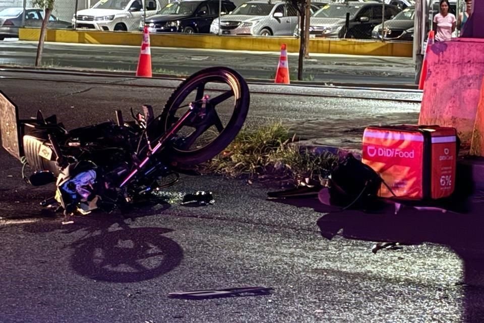 La víctima, que viajaba en una moto, trabajaba como repartidor de comida.
