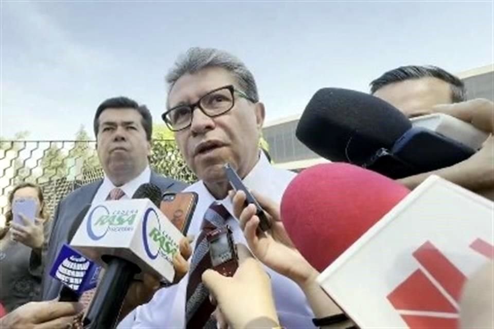 El coordinador morenista en declaraciones a la prensa afuera de la Cámara de Diputados.