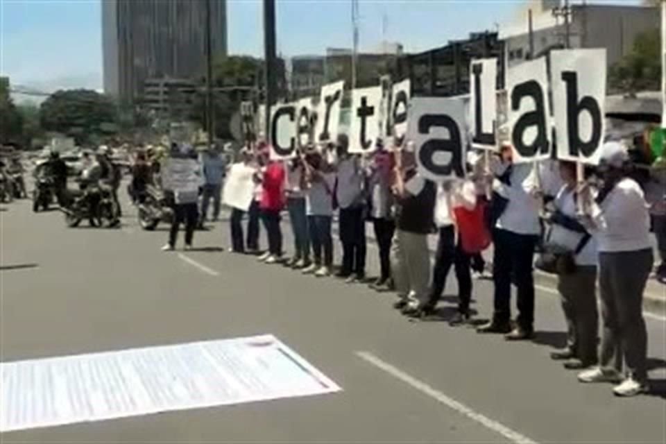Trabajadores de Mejoredu bloquean Avenida Universidad frente a la SEP, para exigir diálogo y garantías laborales.