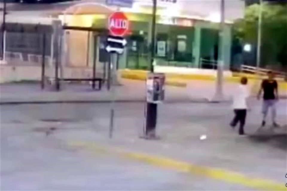 Según las imágenes captadas por una cámara de seguridad, el agresor viste playera blanca y pantalón negro.