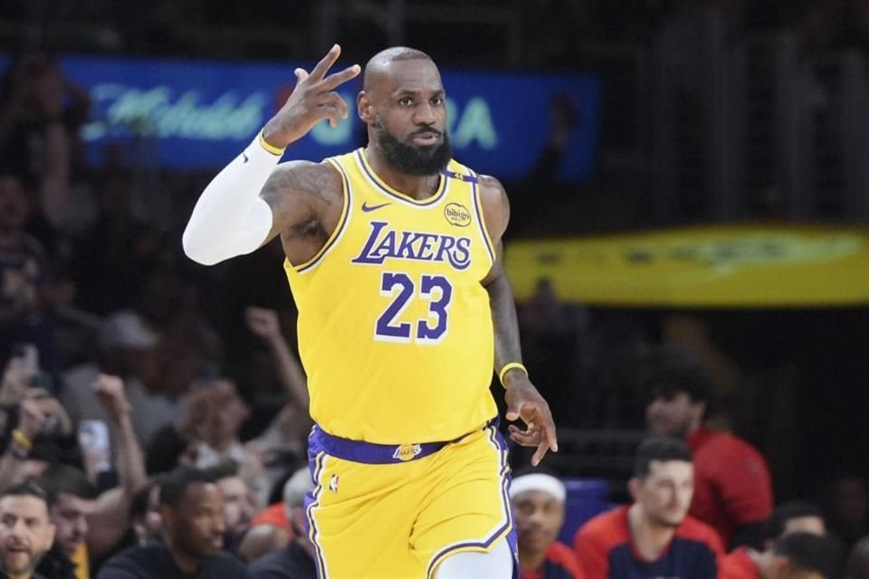 La más reciente demanda en contra del rapero incluye los nombres de famosos como los del basquetbolista LeBron James (en foto), el famoso joyero Jacob Abaro, y Emilio y Gloria Estefan.