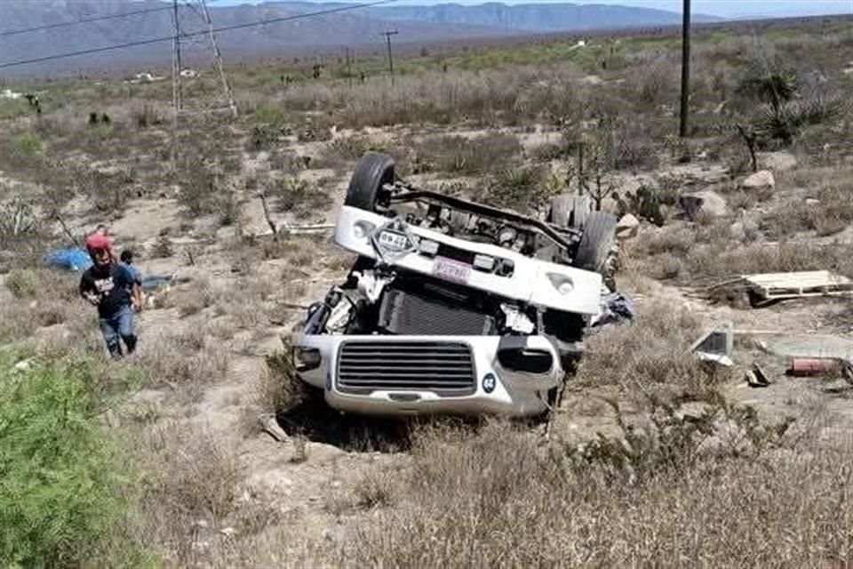 El accidente se reportó a los cuerpos de auxilio minutos antes de las 15:00 horas, en el kilómetro 63 de la Carretera Monterrey-Monclova.