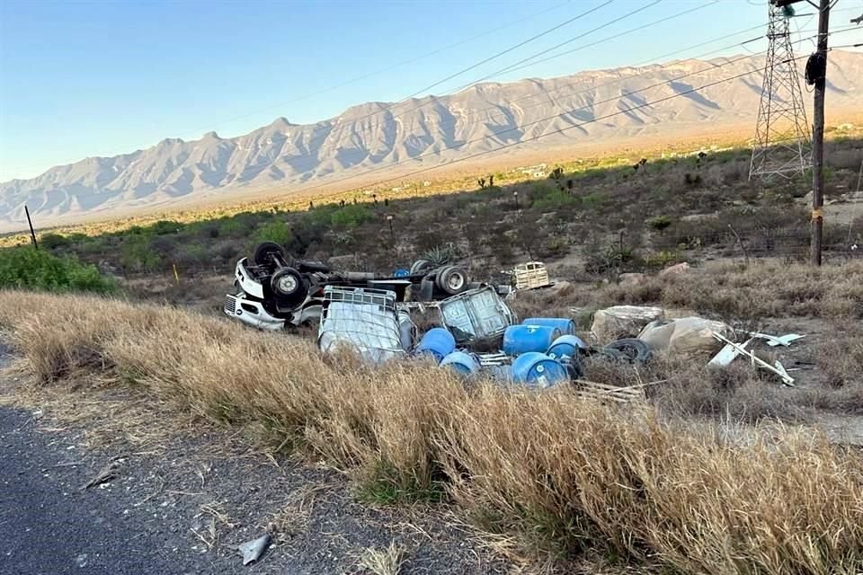 El material fue derramado de uno de los contenedores que se dañó al quedar en el suelo.