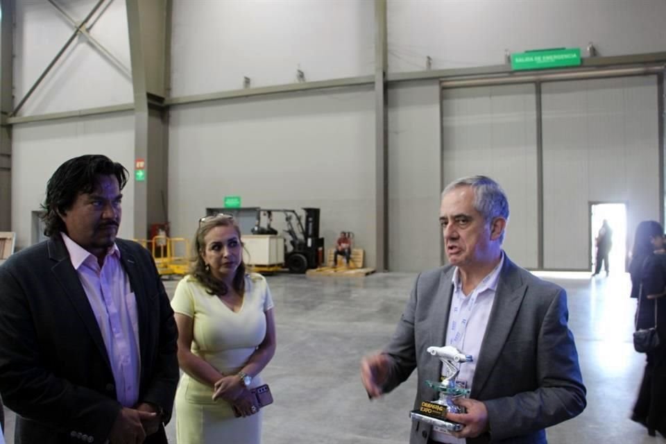 José Luis Grajales (izq. a der.) y Adriana Tabares, presidente y directora de Die Casting México, respectivamente, dialogan con Manuel Montoya, presidente del Cluster Automotriz de Nuevo León.