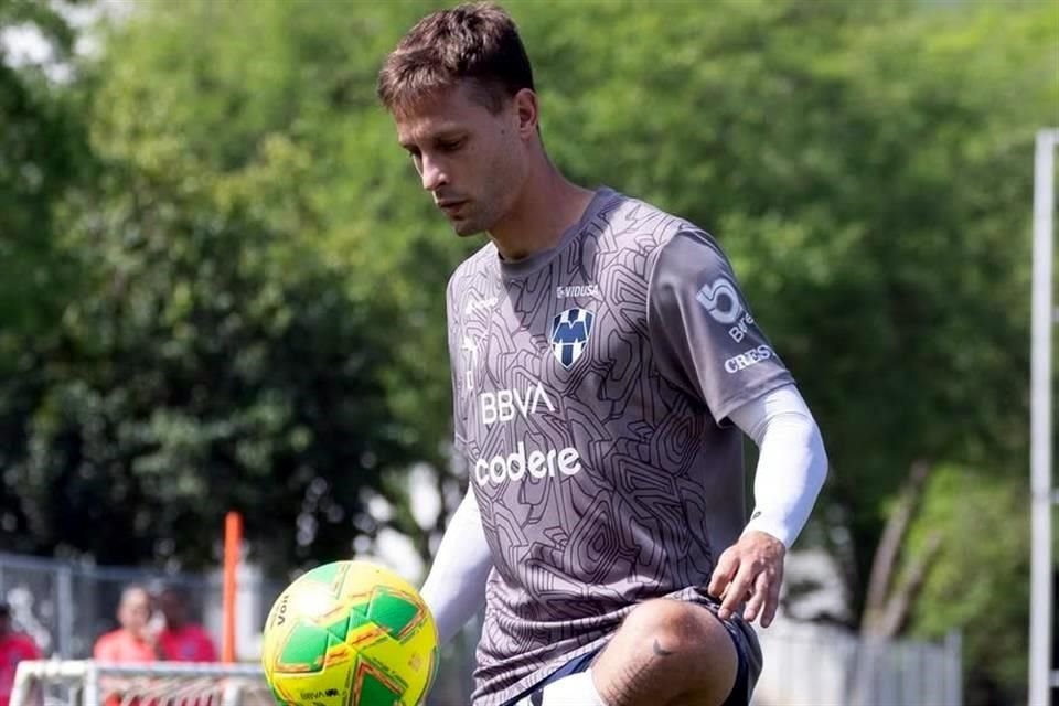 Sergio Canales dejó ayer su camioneta en El Barrial y dejó las instalaciones junto a Héctor Moreno.
