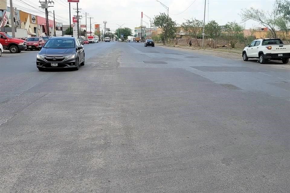 La vía necesita una rehabilitación general, además de delimitar los carriles se requiere emparejar toda la superficie, pues está llena de parches.