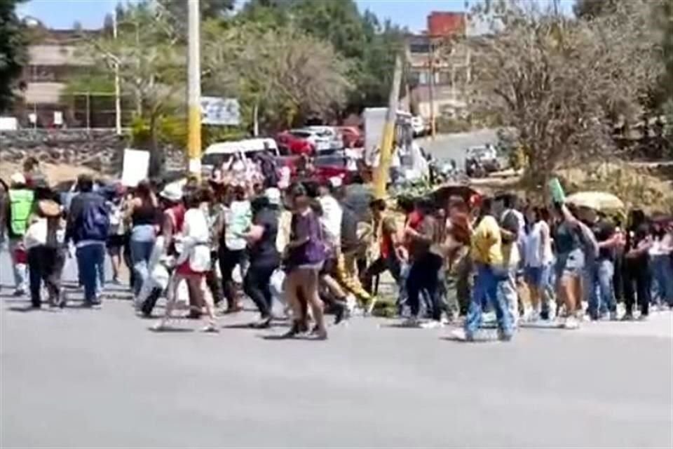 En Morelos, estudiantes de la UAEM marcharon este viernes para exigir justicia por el feminicidio de su compañera, Aylin Rodríguez Fernández, encontrada sin vida en Jiutepec.