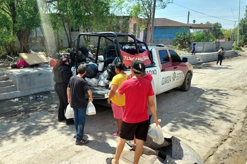 Los agentes también entregan bolsas con alimentos y artículos de higiene personal a las personas damnificadas.