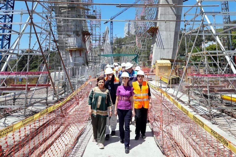 Sheinbaum revisó los avances del puente atirantado.
