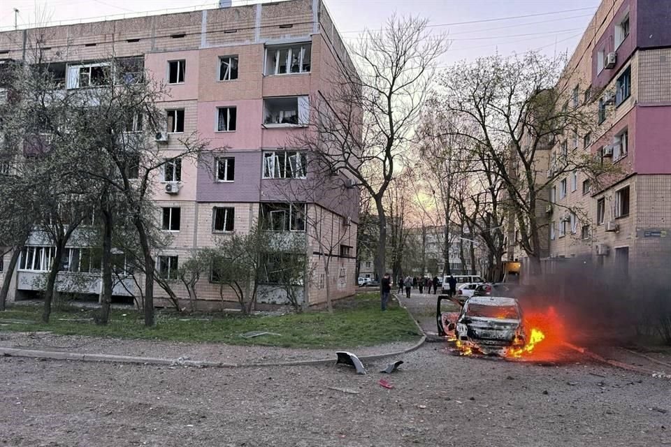 El Gobernador regional de Dnipropetrovsk, Sergii Lisak, reportó que 16 personas murieron, entre ellas seis niño